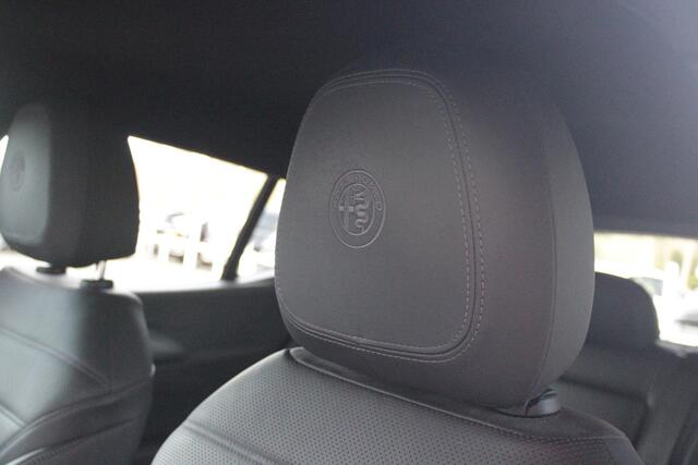 Alfa Romeo Tonale 1.5T Hybrid 160PK VELOCE | AFNEEMBARE TREKHAAK | PREMIUM PACK: LEDEREN BEKLEDING/GEVENTILEERDE VOORSTOELEN/4-VOUDIG ELEKTRISCH VERSTELBARE LENDESTEUN VOORSTOELEN/ELEKTRISCH BEDIENBARE VOORSTOELEN/GEHEUGEN OP DE BESTUUDERSSTOEL/HOOGGLANS ZWARTE RAAMOMLIJST