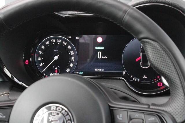 Alfa Romeo Tonale 1.5T Hybrid 160PK VELOCE | PREMIUM PACK: LEDEREN BEKLEDING/GEVENTILEERDE VOORSTOELEN/4-VOUDIG ELEKTRISCH VERSTELBARE LENDESTEUN VOORSTOELEN/HOOGGLANS ZWARTE RAAMOMLIJSTING/AMBIENT LIGHTING | TECHNOLOGY PACK: PARKEERWAARSCHUWING VOOR EN ACHTER/360° CAMERA/
