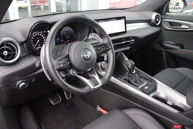 Alfa Romeo Tonale 1.5T Hybrid 160PK VELOCE | PREMIUM PACK: LEDEREN BEKLEDING/GEVENTILEERDE VOORSTOELEN/4-VOUDIG ELEKTRISCH VERSTELBARE LENDESTEUN VOORSTOELEN/HOOGGLANS ZWARTE RAAMOMLIJSTING/AMBIENT LIGHTING | TECHNOLOGY PACK: PARKEERWAARSCHUWING VOOR EN ACHTER/360° CAMERA/