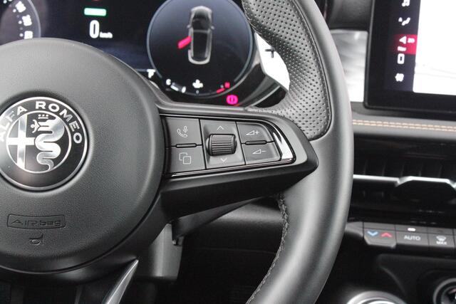 Alfa Romeo Tonale 1.5T Hybrid 160PK VELOCE | PREMIUM PACK: LEDEREN BEKLEDING/GEVENTILEERDE VOORSTOELEN/4-VOUDIG ELEKTRISCH VERSTELBARE LENDESTEUN VOORSTOELEN/HOOGGLANS ZWARTE RAAMOMLIJSTING/AMBIENT LIGHTING | TECHNOLOGY PACK: PARKEERWAARSCHUWING VOOR EN ACHTER/360° CAMERA/