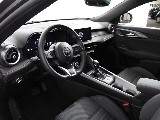 Alfa Romeo Tonale 1.3T PHEV Ti Automaat 280 PK Climate control Adaptieve cruise control Parkeersensoren achter Camera Sfeerverlichting Navigatie Apple Carplay/ Android Auto