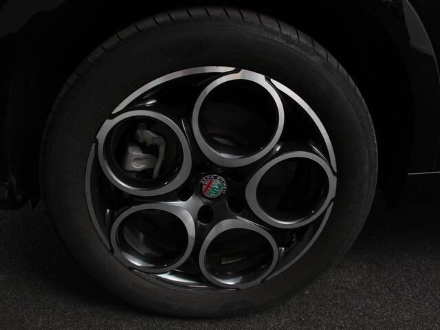 Alfa Romeo Tonale 1.3T PHEV Ti Automaat 280 PK Climate control Adaptieve cruise control Parkeersensoren achter Camera Sfeerverlichting Navigatie Apple Carplay/ Android Auto