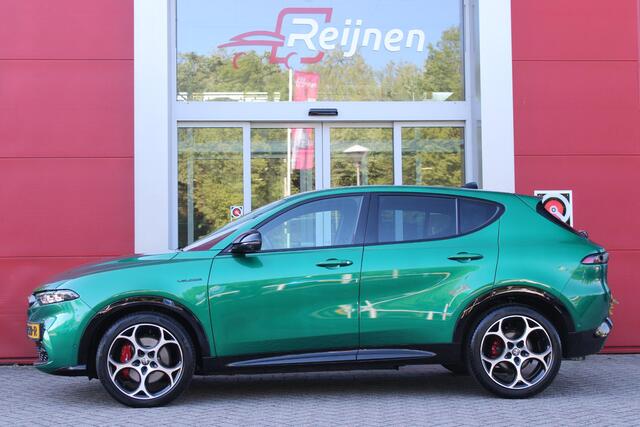 Alfa Romeo Tonale 1.5T Hybrid 160PK VELOCE | PREMIUM PACK: LEDEREN BEKLEDING/GEVENTILEERDE VOORSTOELEN/4-VOUDIG ELEKTRISCH VERSTELBARE LENDESTEUN VOORSTOELEN/ELEKTRISCH BEDIENBARE /HOOGGLANS ZWARTE RAAMOMLIJSTING/AMBIENT LIGHTING | TECHNOLOGY PACK: PARKEERWAARSCHUWING VOOR
