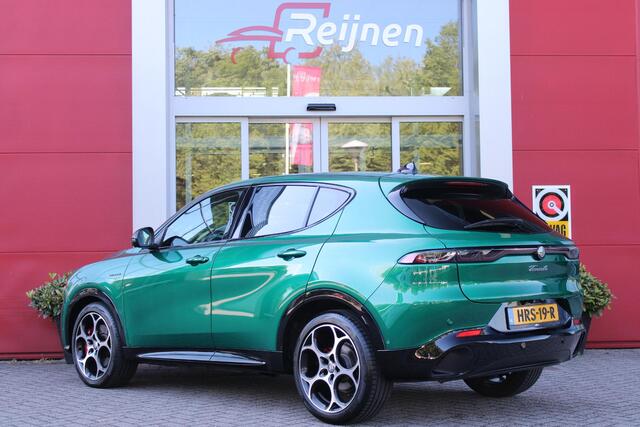 Alfa Romeo Tonale 1.5T Hybrid 160PK VELOCE | PREMIUM PACK: LEDEREN BEKLEDING/GEVENTILEERDE VOORSTOELEN/4-VOUDIG ELEKTRISCH VERSTELBARE LENDESTEUN VOORSTOELEN/ELEKTRISCH BEDIENBARE /HOOGGLANS ZWARTE RAAMOMLIJSTING/AMBIENT LIGHTING | TECHNOLOGY PACK: PARKEERWAARSCHUWING VOOR
