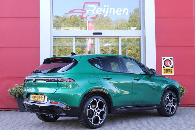 Alfa Romeo Tonale 1.5T Hybrid 160PK VELOCE | PREMIUM PACK: LEDEREN BEKLEDING/GEVENTILEERDE VOORSTOELEN/4-VOUDIG ELEKTRISCH VERSTELBARE LENDESTEUN VOORSTOELEN/ELEKTRISCH BEDIENBARE /HOOGGLANS ZWARTE RAAMOMLIJSTING/AMBIENT LIGHTING | TECHNOLOGY PACK: PARKEERWAARSCHUWING VOOR