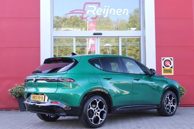 Alfa Romeo Tonale 1.5T Hybrid 160PK VELOCE | PREMIUM PACK: LEDEREN BEKLEDING/GEVENTILEERDE VOORSTOELEN/4-VOUDIG ELEKTRISCH VERSTELBARE LENDESTEUN VOORSTOELEN/ELEKTRISCH BEDIENBARE /HOOGGLANS ZWARTE RAAMOMLIJSTING/AMBIENT LIGHTING | TECHNOLOGY PACK: PARKEERWAARSCHUWING VOOR