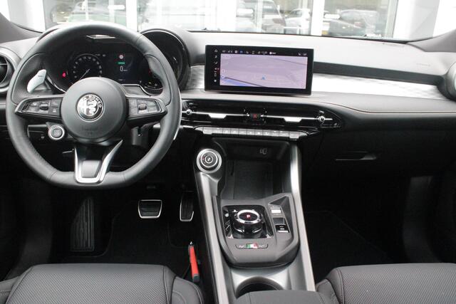 Alfa Romeo Tonale 1.5T Hybrid 160PK VELOCE | PREMIUM PACK: LEDEREN BEKLEDING/GEVENTILEERDE VOORSTOELEN/4-VOUDIG ELEKTRISCH VERSTELBARE LENDESTEUN VOORSTOELEN/ELEKTRISCH BEDIENBARE /HOOGGLANS ZWARTE RAAMOMLIJSTING/AMBIENT LIGHTING | TECHNOLOGY PACK: PARKEERWAARSCHUWING VOOR