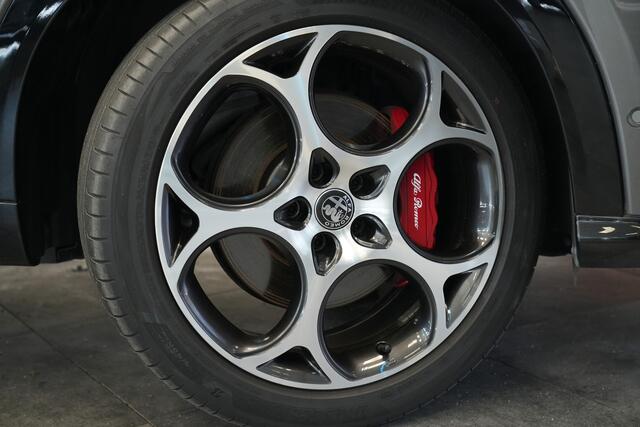 Alfa Romeo Tonale 1.5T Hybrid Veloce Schakelpaddles Draadloze Lader Stoelventilatie 24 Maanden garantie* (Vraag naar de voorwaarden)