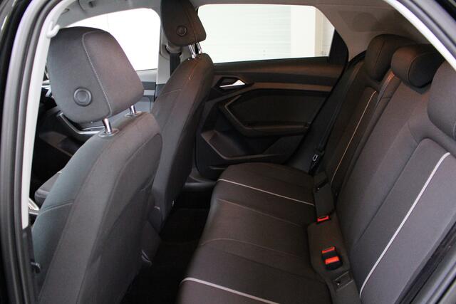 Audi A1 citycarver 30 TFSI Epic Black Camera | 17"Velgen | Dynamisch Led | Climate Control | El. inklapbare spiegels