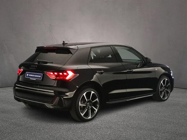 Audi A1 Sportback 35 TFSI 150PK S-edition | Apple/Android Play | Adaptieve Cruise | LED | Stoel-Verwarming | Comfortsleutel | Virtual Cockpit | 18-Inch | Privacy-Glas | Grootlicht-Assistent | Rood-Stiksel |