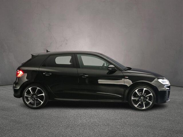 Audi A1 Sportback 35 TFSI 150PK S-edition | Apple/Android Play | Adaptieve Cruise | LED | Stoel-Verwarming | Comfortsleutel | Virtual Cockpit | 18-Inch | Privacy-Glas | Grootlicht-Assistent | Rood-Stiksel |