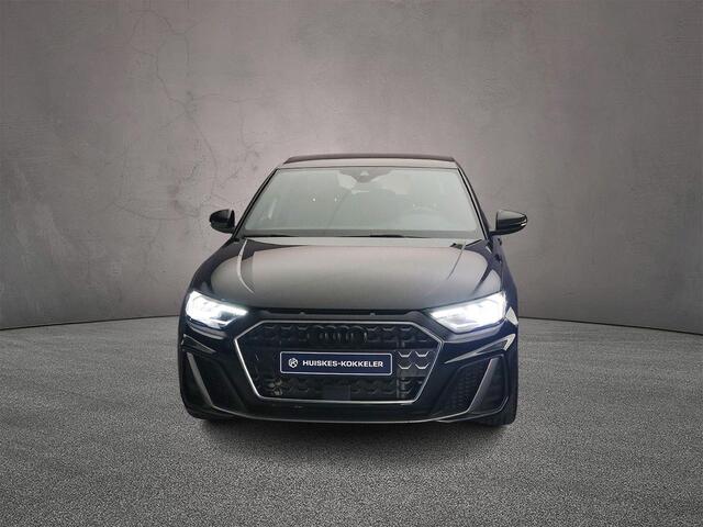Audi A1 Sportback 35 TFSI 150PK S-edition | Apple/Android Play | Adaptieve Cruise | LED | Stoel-Verwarming | Comfortsleutel | Virtual Cockpit | 18-Inch | Privacy-Glas | Grootlicht-Assistent | Rood-Stiksel |