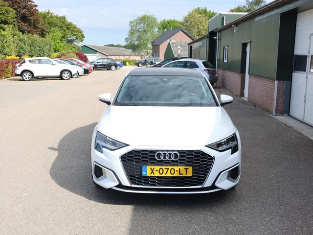 Audi A3 Limousine 35 TFSI Business edition, Nieuw model, Panoramadak, Navigatie, Led, 19 inch lichtmetaal, Clima, Cruise, Fraaie sideskirts