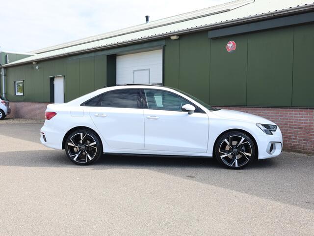 Audi A3 Limousine 35 TFSI Business edition, Nieuw model, Panoramadak, Navigatie, Led, 19 inch lichtmetaal, Clima, Cruise, Fraaie sideskirts
