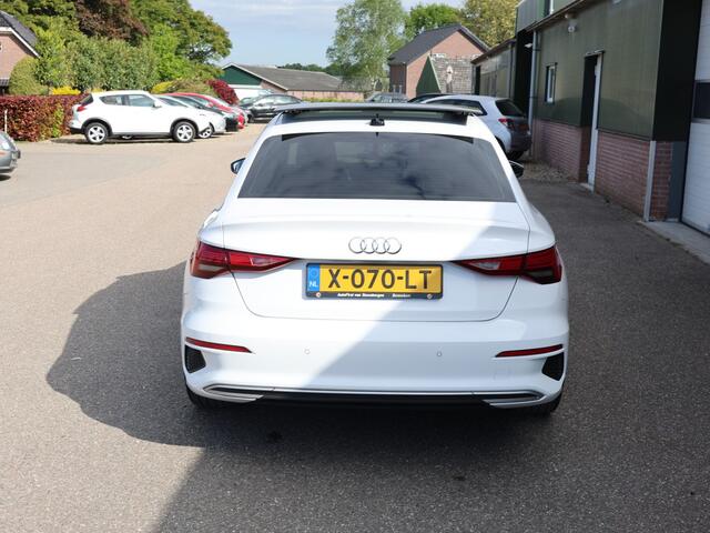 Audi A3 Limousine 35 TFSI Business edition, Nieuw model, Panoramadak, Navigatie, Led, 19 inch lichtmetaal, Clima, Cruise, Fraaie sideskirts