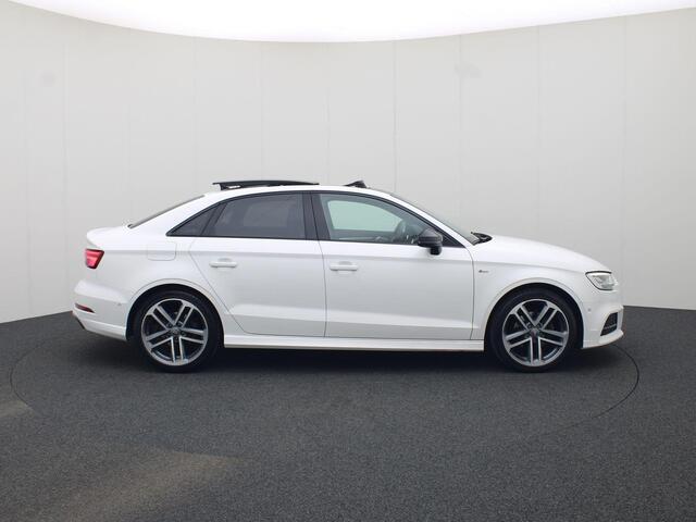 Audi A3 Limousine 35 TFSI/150PK S-tronic S Line · Panoramadak · Trekhaak · Camera + Parkeersensoren