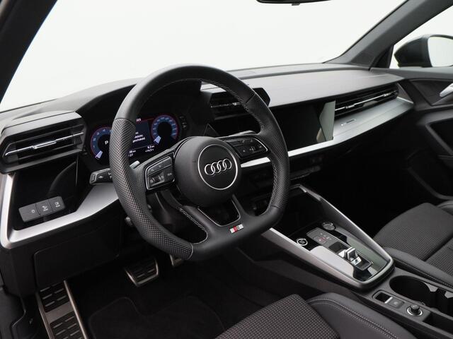Audi A3 Limousine 30 TFSi Automaat S-Line | Zwart Optiek | LED | Keyless | Navigatiesysteem | CarPlay | Digitaal Dashboard | Adaptive Cruise | 18 Inch | 11.292 Km!!