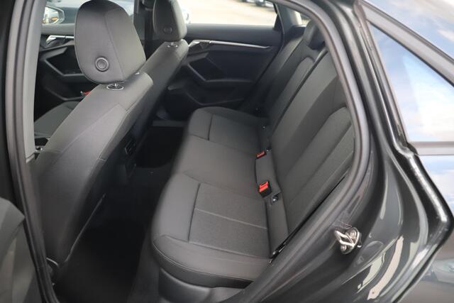 Audi A3 Limousine 30 TFSI Pro Line Automaat Black Edition Navigatie Carplay Android Climate Cruise Control Parkeersensor LED Rijstrooksensor 18 inch RS Look Velgen All-season banden!