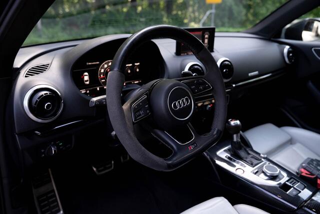 Audi A3 Limousine 2.5 TFSI RS3 quattro | Panorama | B&O | Trekhaak | Schaalstoelen