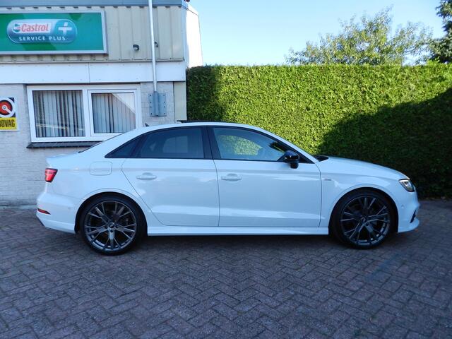 Audi A3 Limousine 40 TFSI Sport Lease Edition Digital Cockpit - Panorama-Dak - Stoelverwarming - S-Line - 190 PK - NAP - Dealer Onderhouden - 100% onderhouden