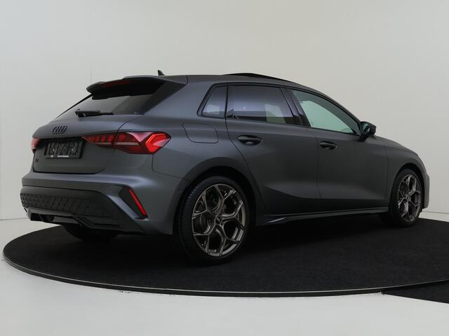 Audi A3 SPORTBACK 30 TFSI S edition | Daytonagrijs Matlak | PANO | Ambiente lichtpakket Pro | Stoelverwarming | Optiek zwart Plus| 18 Inch | PDC Voor/Achter | 3-zone airco | Carplay/Andriod Auto | Draadloos lader | Privacy Glass