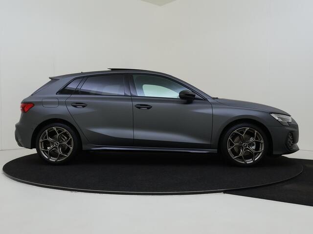 Audi A3 SPORTBACK 30 TFSI S edition | Daytonagrijs Matlak | PANO | Ambiente lichtpakket Pro | Stoelverwarming | Optiek zwart Plus| 18 Inch | PDC Voor/Achter | 3-zone airco | Carplay/Andriod Auto | Draadloos lader | Privacy Glass