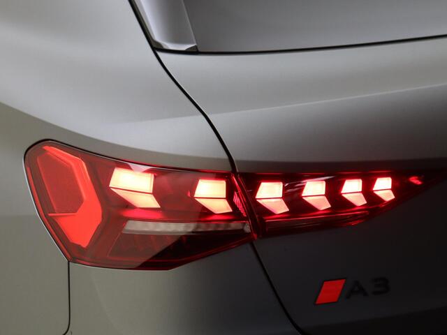 Audi A3 SPORTBACK 30 TFSI S edition | Daytonagrijs Matlak | PANO | Ambiente lichtpakket Pro | Stoelverwarming | Optiek zwart Plus| 18 Inch | PDC Voor/Achter | 3-zone airco | Carplay/Andriod Auto | Draadloos lader | Privacy Glass