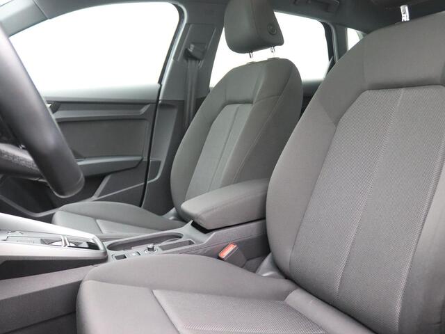 Audi A3 SPORTBACK 40 TFSI e Business edition 204PK S-Tronic Pano-Schuifdak, Clima, Cruise Controle, Navi, Head-Up Display, Keyless, Parkeersensoren voor en achter, Trekhaak, 17" LM Velgen