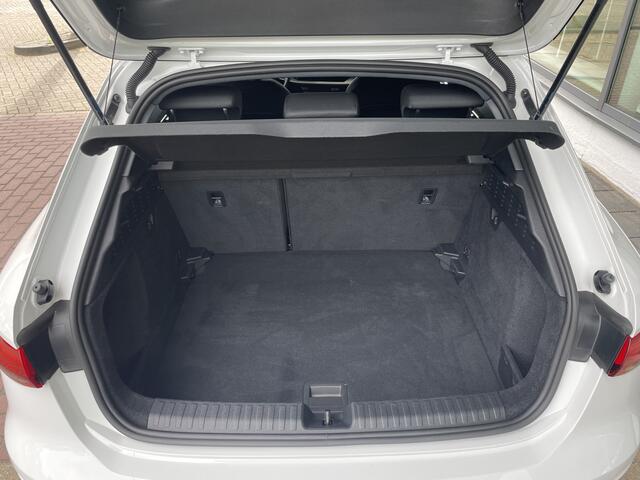 Audi A3 SPORTBACK 30 TFSI Pro Line / Parkeersensoren achter / Led verlichting / Cruise control / Carplay