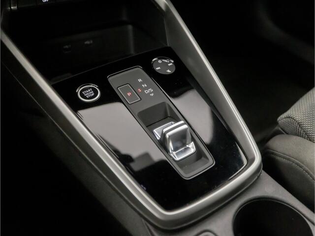 Audi A3 SPORTBACK 35 TFSI Business Sportline 150Pk Automaat (APPLE CARPLAY, GROOT NAVI, SPORTSTUUR, ADAPTIVE CRUISE, ZWART HEMEL, SPORTSTOELEN, PARKEERSENSOREN, LANE ASSIST, NIEUWSTAAT)