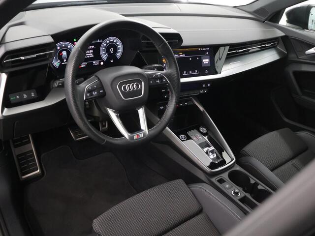 Audi A3 SPORTBACK 40 TFSI e S-line | Sportstoelen | Digitaal Dashboard | Panoramadak | Navigatie | DAB | Camera | Stoelverwarming | Adaptieve Cruise Control | Ele. kofferdeksel | Apple CarPlay/Android Auto | Dynamische LED Verlichting | 18" Lichtmetaal |