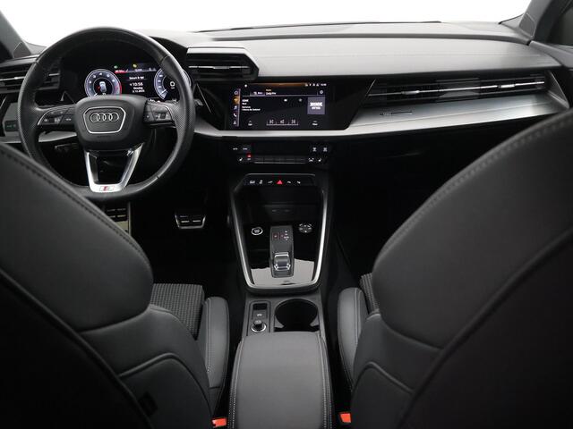 Audi A3 SPORTBACK 40 TFSI e S-line | Sportstoelen | Digitaal Dashboard | Panoramadak | Navigatie | DAB | Camera | Stoelverwarming | Adaptieve Cruise Control | Ele. kofferdeksel | Apple CarPlay/Android Auto | Dynamische LED Verlichting | 18" Lichtmetaal |