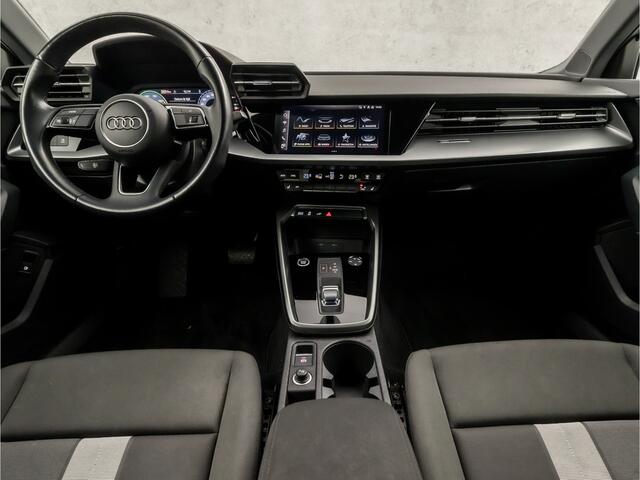 Audi A3 SPORTBACK 40 TFSI e Sport 204Pk Automaat (APPLE CARPLAY, CLIMATE, STOELVERWARMING, GETINT GLAS, SPORTSTOELEN, PARKEERSENSOREN, ZWART HEMEL, 18'' LM VELGEN, CRUISE, NIEUWSTAAT)