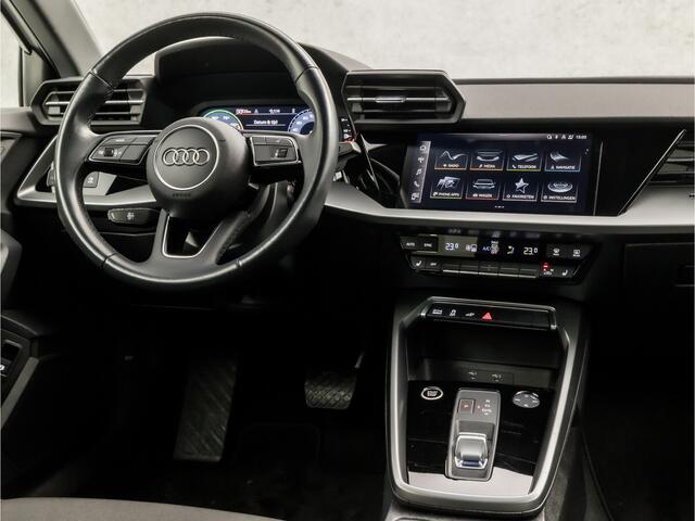 Audi A3 SPORTBACK 40 TFSI e Sport 204Pk Automaat (APPLE CARPLAY, CLIMATE, STOELVERWARMING, GETINT GLAS, SPORTSTOELEN, PARKEERSENSOREN, ZWART HEMEL, 18'' LM VELGEN, CRUISE, NIEUWSTAAT)