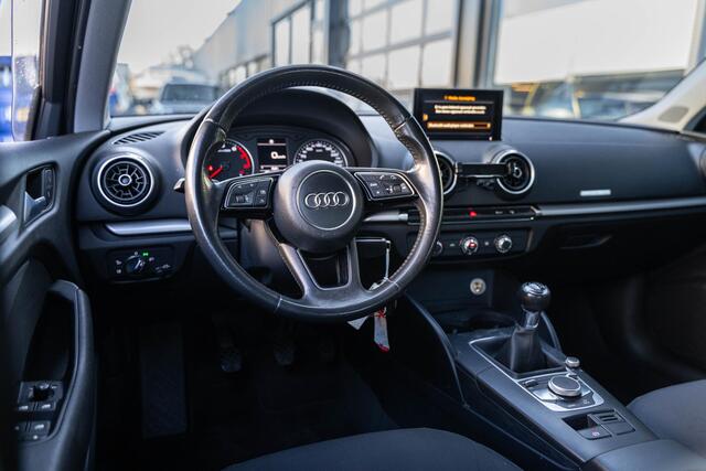 Audi A3 SPORTBACK 1.0 TFSI Koplampreiniging Airco 16"L.M. Radio/CD Multifunctioneel stuurwiel