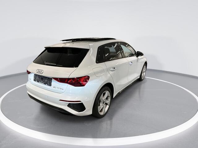 Audi A3 SPORTBACK 40 TFSIe 204pk S-tronic Edition · Panoramadak · Camera · S-line Exterieur · Navigatie · Dodehoek Detectie · Stoelverwarming · 17'' Inch ·