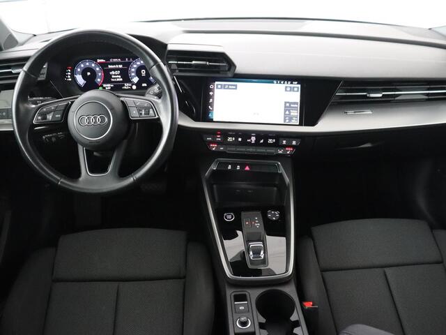 Audi A3 SPORTBACK 30 TFSI Advanced edition | Panoramadak | Stoelverwarming | Camera | Carplay | Sportstoelen | Navigatie | Full LED | Virtual Cockpit | Getint glas | Climate control | Parkeerhulp | Cruise control