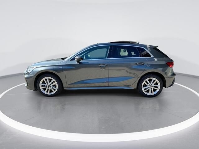 Audi A3 SPORTBACK 40 TFSIe 204pk S-tronic S edition · Panoramadak · Camera · Apple/Android Car Play · Navigatie · Leder Interieur · Stoelverwarming · 17'' Inch · Garantie t/m 04-04-2030 of 100.000km