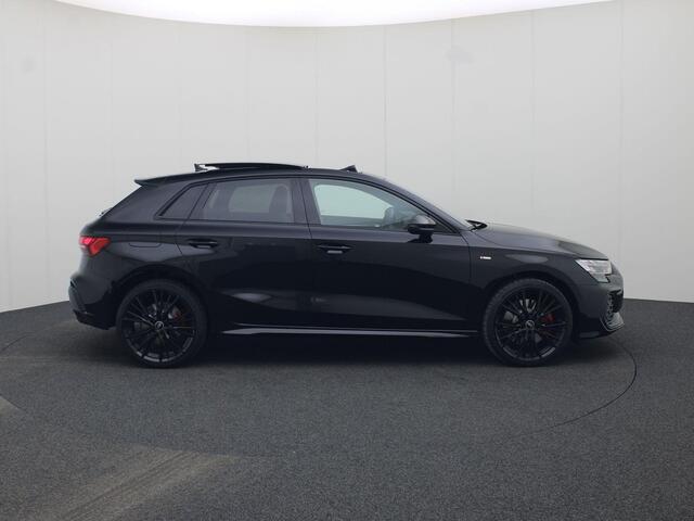 Audi A3 SPORTBACK 45 TFSI e S edition Competition Panoramadak · SONOS Sound System · 19'' lichtmetalen velgen · Sportstoelen alcantara