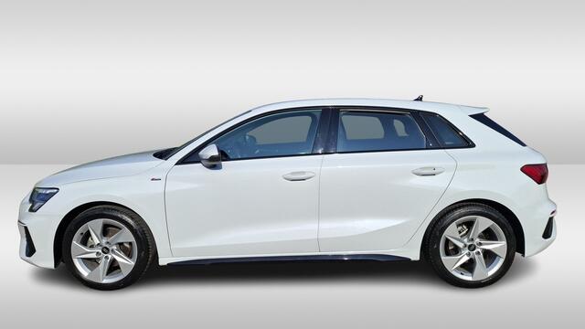 Audi A3 SPORTBACK 30 TFSI S-edition Automaat Full LED verlichting / Parkeersensoren / 17 " LM velgen / HAL
