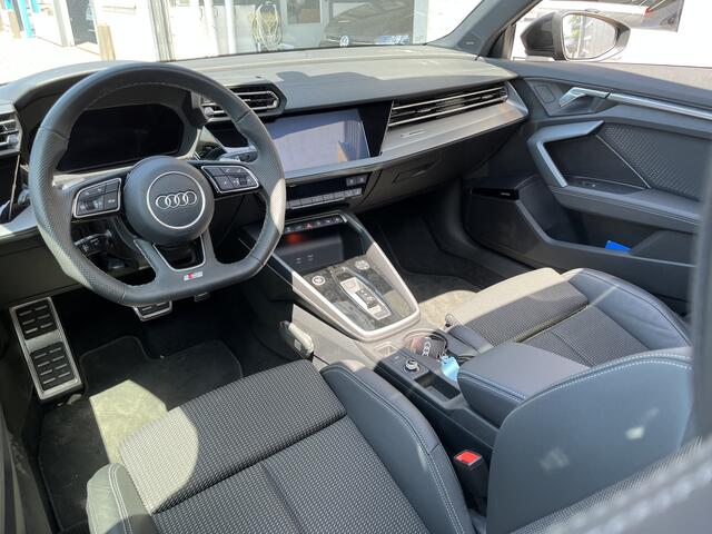 Audi A3 SPORTBACK 45 TFSI e S-Line Competition / AUTOMAAT/ GARANTIE TM 09-2029/ 272 PK/ PANO/ SONOS/ ACC/ PARK.SENSOREN V+A/ CAMERA/ STOELVERWARM./ SMARTPHONE INTERFACE/ KEYLESS/ RIJ-MODI/ DIGITAL DASH/ DAB/ NAVI/ CLIMA/ LED/ 18'' LMV