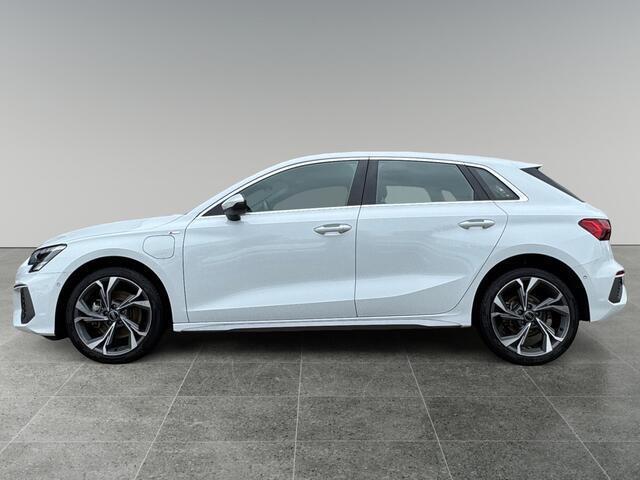 Audi A3 SPORTBACK 40 204pk TFSI e S edition Parkeerassistent | MMI navigatie plus MMI touch | Adaptive cruise control