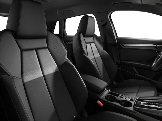 Audi A3 SPORTBACK Advanced edition 30 TFSI 116 pk | Assis.pak Driving+Parking plus | 17 inch lichtmetalen velgen | Elektrisch verstelbare en verwarmbare buitenspiegels | Sportstoelen |