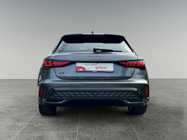 Audi A3 SPORTBACK 35 150pk TFSI S edition Parkeersensoren voor en achter | Sportstoelen zwarte stof | Stoelverwarming voorin
