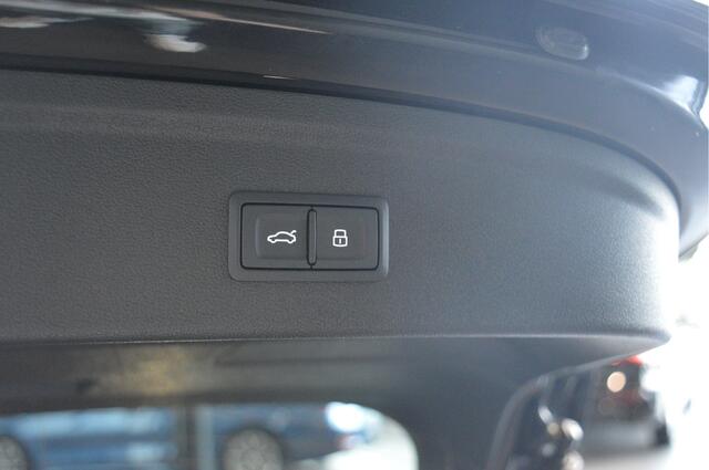 Audi A3 SPORTBACK 40 TFSI e 3X S-LINE navi camera led pdc 18 inch 204 pk !!