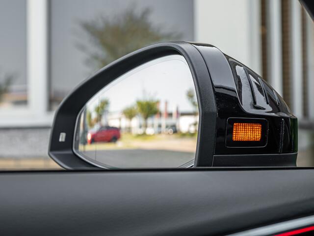 Audi A4 Avant 40 TFSI S edition PANO RS SCHAALSTOEL BLACK OPTIC 19 INCH CAMERA TREKHAAK BOMVOL!!