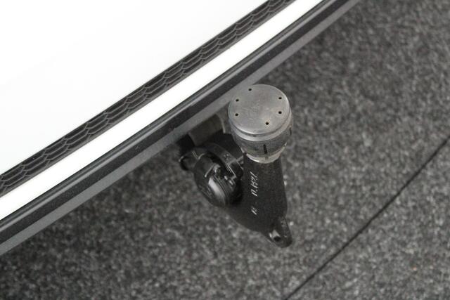 Audi A4 Avant 40 TFSI 190pk Sport S line black edition Trekhaak 360Camera Panoramadak Stoelverwarming Keyless Virtual Cockpit Navigatie