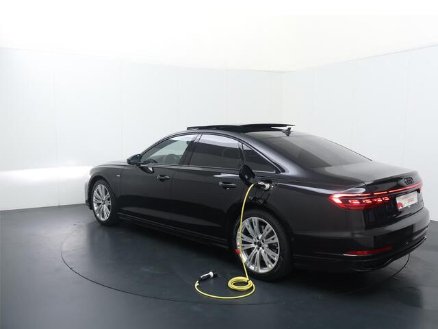 Audi A8 60 TFSI e quattro | 462 PK | SoH 89% | Panoramadak | Digitale Matrix LED koplampen | Nachtzicht assistent | Head-up display | 360 graden Area view | 21" LM velgen | S line | Luchtvering | Vierwielbesturing |