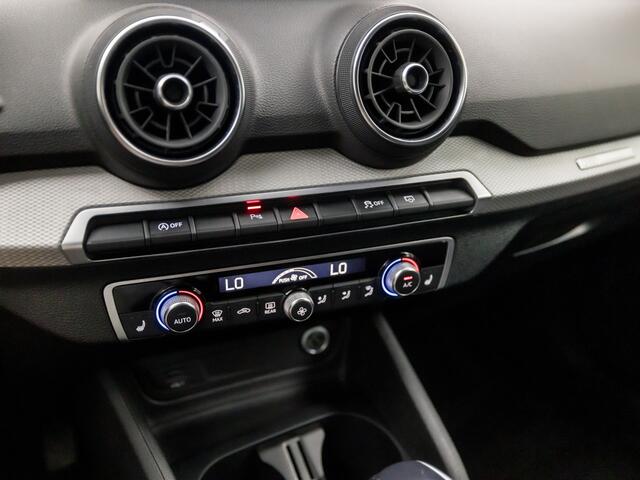 Audi Q2 35 TFSI Sportline 150Pk Automaat (NIEUW MODEL, APPLE CARPLAY, GROOT NAVI, CAMERA, CLIMATE, ADAPTIVE CRUISE, STOELVERWARMING, KEYLESS, SPORTSTOELEN, GETINT GLAS, MATRIX LED KOPLAMPEN, NIEUWSTAAT)