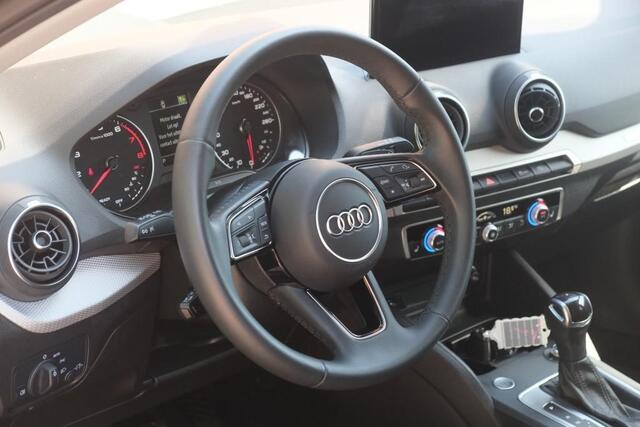 Audi Q2 35 TFSi 150pk S-Tronic S Edition | S Line | Navi | App Connect | Climate | Keyless | Elektrische Achterklep | Stoelverwarming | Camera | PDC